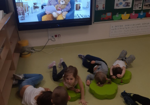 Dzieci słuchają opowiadania o emocjach